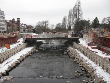 neue Widerlager für die Freiburger Kronenbrücke, in der Mitte der Hilfstisch, der für den Wiederaufbau gebraucht wird