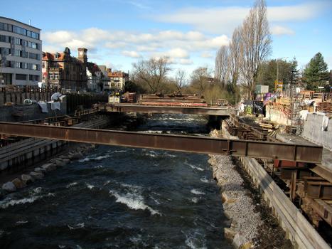 Freiburger Kronenbrücke, Beginn der Hilfskonstruktion mit Stahlträgern