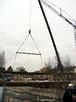 Freiburger Kronenbrücke, Stahlträger werden mit einem Autokran zur Hilfskonstruktion gesetzt