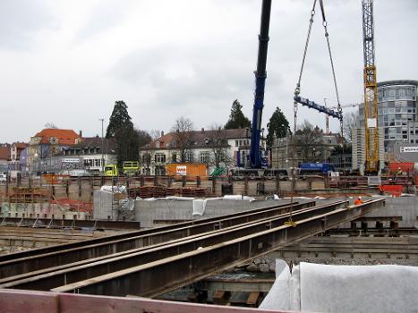 Freiburger Kronenbrücke, Stahlträger werden mit einem Autokran zur Hilfskonstruktion gesetzt