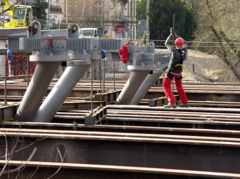 Freiburger Kronenbrücke mit neu gesetzten Stahldreiecken