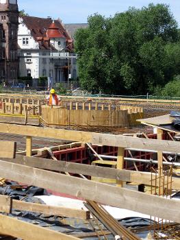 Freiburger Kronenbrücke, Einbau von Bewehrungsstahl rund um die Lichtöffnung