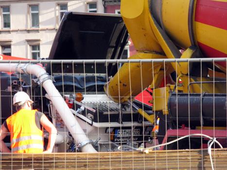 Betonierung der Freiburger Kronenbrücke, Befüllung einer Betonpumpe