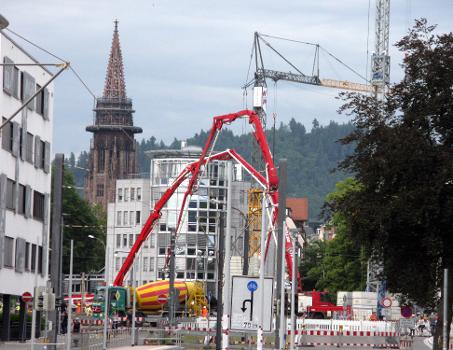 Betonierung der Freiburger Kronenbrücke, Blick durch dier Kronenstraße, im Hintergrund der Münsterturm