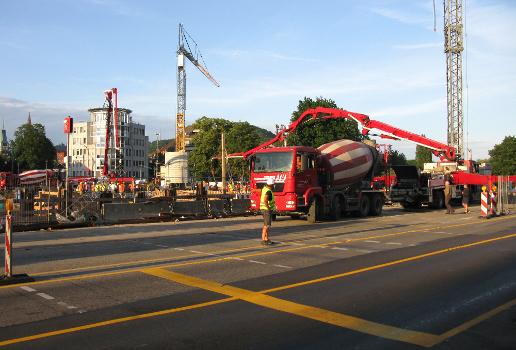 Betonierung der Freiburger Kronenbrücke, Fahrmischer liefern an beiden Ufern Transportbeton an