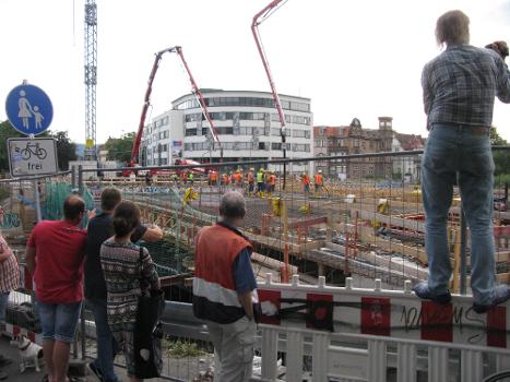 Betonierung der Freiburger Kronenbrücke, Schaulustige