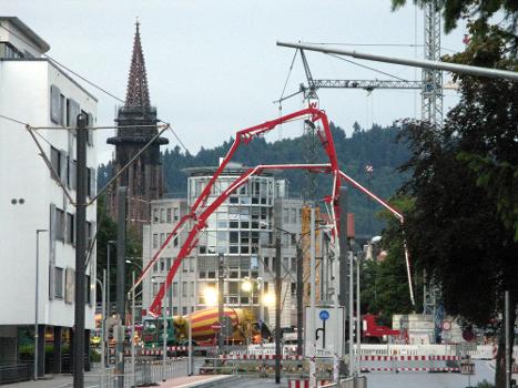 Betonierung der Freiburger Kronenbrücke, Blick durch dier Kronenstraße, im Hintergrund der Münsterturm