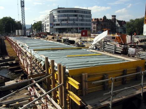 Neubau der Freiburger Kronenbrücke, Verschalung der Seiten zum Betonieren der Gehwege