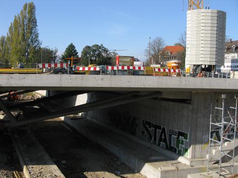 Neubau der Freiburger Kronenbrücke, Betonierte der Gehwege