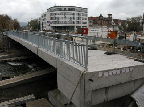 Neubau der Freiburger Kronenbrücke mit Geländer