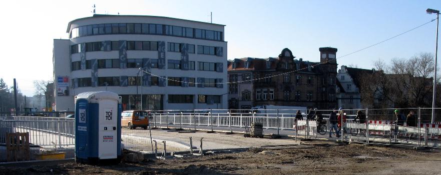 Fußgänger und Radfahrer dürfen schon die neue Kronenbrücke in Freiburg auf der Westseite benutzen