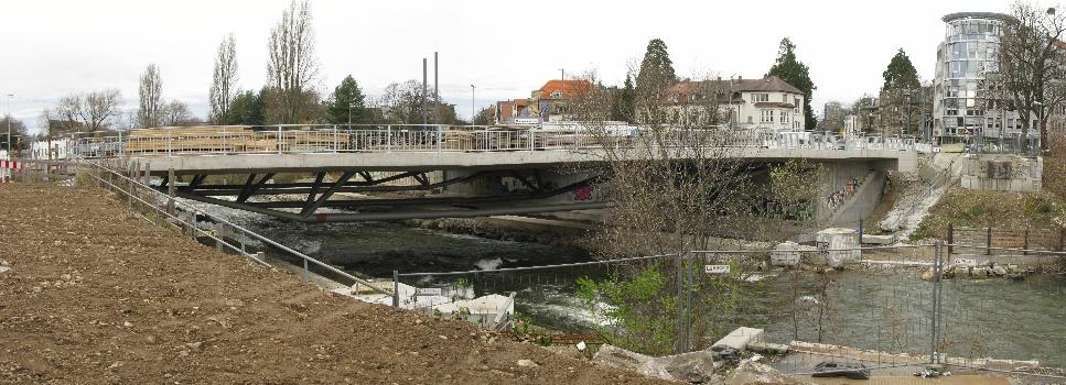die neue Kronenbrücke in Freiburg mit Geländer von Osten gesehen, hier wurde die Behelfsbrücke entfernt