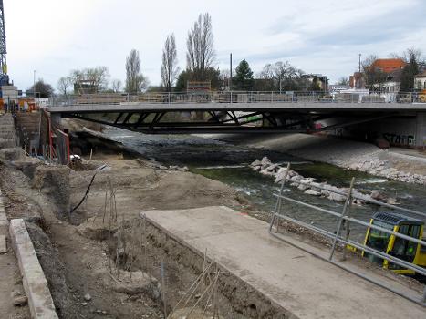 Bau der Radwegrampe an der Südostecke der Freiburger Kronenbrücke