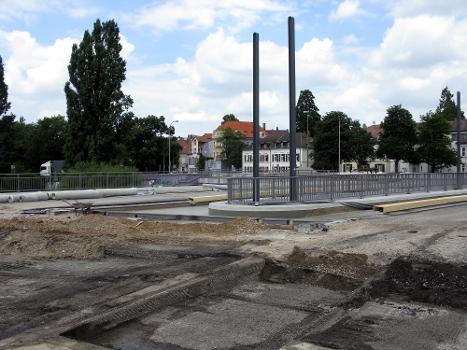 Neubau der Freiburger Kronenbrücke, Fahrbahnvorbereitung am Südufer