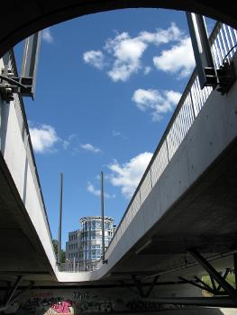 Neubau der Freiburger Kronenbrücke, die - im Vergleich zur alten Brücke - schmalere Lichtöffnung mit Fahrleitungsmasten