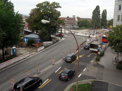 Schreiberstraße mit Anschluss an die Freiburger Kronenbrücke (links)