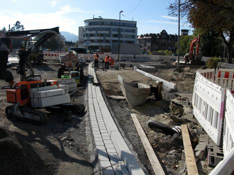 Gleis- und Straßenbau nördlich der Freiburger Kronenbrücke, im Hintergrund die Angell-Akademie