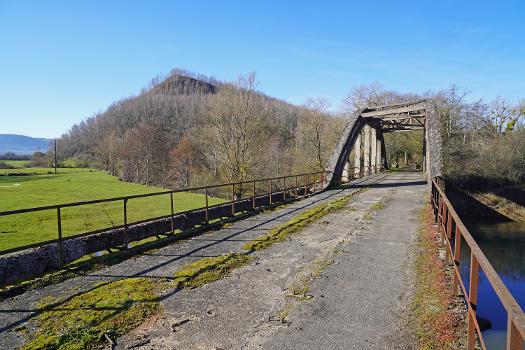 Pont de la mine des Télots:Le pont d'accès ferroviaire sur l'Arroux et un terril de la mine des Télots qui exploitait du schiste bitumineux d'âge autunien à Saint-Forgeot à la limite de la ville d'Autun en Saône-et-Loire (France)