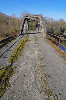 Pont de la mine des Télots : Le pont d'accès ferroviaire sur l'Arroux et un terril de la mine des Télots qui exploitait du schiste bitumineux d'âge autunien à Saint-Forgeot à la limite de la ville d'Autun en Saône-et-Loire (France)