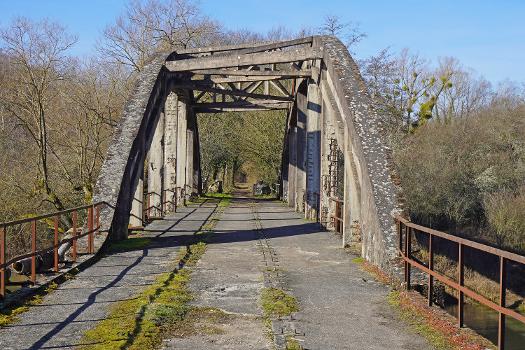 Pont de la mine des Télots : Le pont d'accès ferroviaire sur l'Arroux et un terril de la mine des Télots qui exploitait du schiste bitumineux d'âge autunien à Saint-Forgeot à la limite de la ville d'Autun en Saône-et-Loire (France)