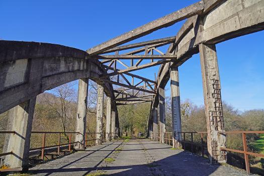Pont de la mine des Télots:Le pont d'accès ferroviaire sur l'Arroux et un terril de la mine des Télots qui exploitait du schiste bitumineux d'âge autunien à Saint-Forgeot à la limite de la ville d'Autun en Saône-et-Loire (France)