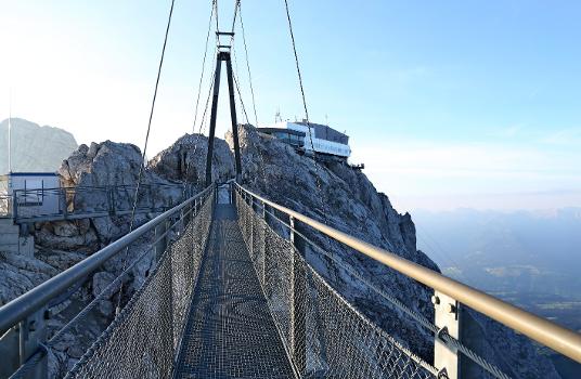 Dachstein Hängebrücke:Hängebrücke bei der Bergstation der Dachsteinseilbahn. Blick zum Hunerkogel mit der Bergstation. Ramsau am Dachstein, Steiermark, Österreich