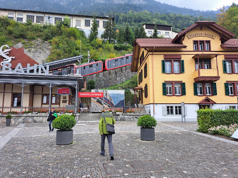 Die Bahn fährt auf einer 4,618 km[2] langen Schmalspurstrecke (Spurweite 800 mm) und überwindet eine Höhendifferenz von 1635 m. Es finden sich auch Längenangaben von 4,27 Kilometer[3], was sich auf das Längenmass der Basis beziehen wird, wie sie bei Vermessungen üblich ist. Die maximale Steigung von 48 % macht sie zur steilsten Zahnradbahn der Welt. Da bei dieser Steigung bei herkömmlichen Zahnstangen mit vertikalem Eingriff die Gefahr des Aufkletterns des Zahnrades aus der Zahnstange besteht, entwickelte Eduard Locher speziell für diese Bahn eine Zahnstange mit seitlichem Eingriff (Zahnradsystem Locher). Wegen dieser Zahnstange ist die Verwendung herkömmlicher Weichen nicht möglich − stattdessen werden Schiebebühnen und Gleiswender verwendet. Die Pilatusbahn wird von Mai bis November betrieben. Es stehen 8 Triebwagen Bhe 2/2 der Baujahre 2022 bis 2023 in Betrieb, die in Doppeltraktion verkehren. In Alpnachstad besteht Anschluss an die Züge der Zentralbahn wie auch an den Schiffsverkehr von Luzern her.