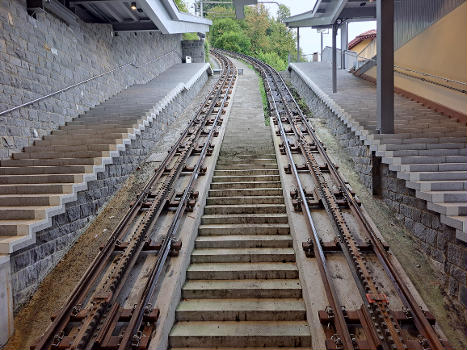 Die Bahn fährt auf einer 4,618 km[2] langen Schmalspurstrecke (Spurweite 800 mm) und überwindet eine Höhendifferenz von 1635 m. Es finden sich auch Längenangaben von 4,27 Kilometer[3], was sich auf das Längenmass der Basis beziehen wird, wie sie bei Vermessungen üblich ist. Die maximale Steigung von 48 % macht sie zur steilsten Zahnradbahn der Welt. Da bei dieser Steigung bei herkömmlichen Zahnstangen mit vertikalem Eingriff die Gefahr des Aufkletterns des Zahnrades aus der Zahnstange besteht, entwickelte Eduard Locher speziell für diese Bahn eine Zahnstange mit seitlichem Eingriff (Zahnradsystem Locher). Wegen dieser Zahnstange ist die Verwendung herkömmlicher Weichen nicht möglich − stattdessen werden Schiebebühnen und Gleiswender verwendet. Die Pilatusbahn wird von Mai bis November betrieben. Es stehen 8 Triebwagen Bhe 2/2 der Baujahre 2022 bis 2023 in Betrieb, die in Doppeltraktion verkehren. In Alpnachstad besteht Anschluss an die Züge der Zentralbahn wie auch an den Schiffsverkehr von Luzern her.