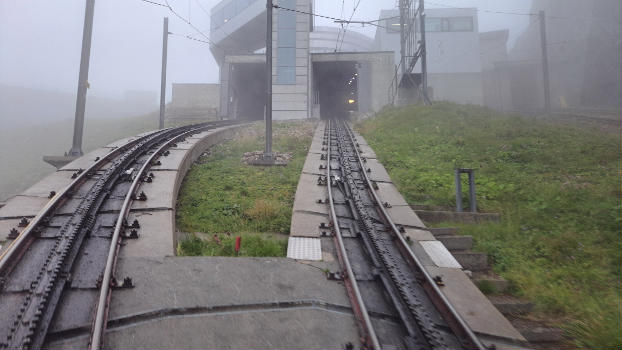 Die Bahn fährt auf einer 4,618 km[2] langen Schmalspurstrecke (Spurweite 800 mm) und überwindet eine Höhendifferenz von 1635 m. Es finden sich auch Längenangaben von 4,27 Kilometer[3], was sich auf das Längenmass der Basis beziehen wird, wie sie bei Vermessungen üblich ist. Die maximale Steigung von 48 % macht sie zur steilsten Zahnradbahn der Welt. Da bei dieser Steigung bei herkömmlichen Zahnstangen mit vertikalem Eingriff die Gefahr des Aufkletterns des Zahnrades aus der Zahnstange besteht, entwickelte Eduard Locher speziell für diese Bahn eine Zahnstange mit seitlichem Eingriff (Zahnradsystem Locher). Wegen dieser Zahnstange ist die Verwendung herkömmlicher Weichen nicht möglich − stattdessen werden Schiebebühnen und Gleiswender verwendet. Die Pilatusbahn wird von Mai bis November betrieben. Es stehen 8 Triebwagen Bhe 2/2 der Baujahre 2022 bis 2023 in Betrieb, die in Doppeltraktion verkehren. In Alpnachstad besteht Anschluss an die Züge der Zentralbahn wie auch an den Schiffsverkehr von Luzern her.