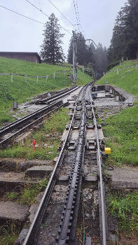 Die Bahn fährt auf einer 4,618 km[2] langen Schmalspurstrecke (Spurweite 800 mm) und überwindet eine Höhendifferenz von 1635 m. Es finden sich auch Längenangaben von 4,27 Kilometer[3], was sich auf das Längenmass der Basis beziehen wird, wie sie bei Vermessungen üblich ist. Die maximale Steigung von 48 % macht sie zur steilsten Zahnradbahn der Welt. Da bei dieser Steigung bei herkömmlichen Zahnstangen mit vertikalem Eingriff die Gefahr des Aufkletterns des Zahnrades aus der Zahnstange besteht, entwickelte Eduard Locher speziell für diese Bahn eine Zahnstange mit seitlichem Eingriff (Zahnradsystem Locher). Wegen dieser Zahnstange ist die Verwendung herkömmlicher Weichen nicht möglich − stattdessen werden Schiebebühnen und Gleiswender verwendet. Die Pilatusbahn wird von Mai bis November betrieben. Es stehen 8 Triebwagen Bhe 2/2 der Baujahre 2022 bis 2023 in Betrieb, die in Doppeltraktion verkehren. In Alpnachstad besteht Anschluss an die Züge der Zentralbahn wie auch an den Schiffsverkehr von Luzern her.