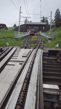 Die Bahn fährt auf einer 4,618 km[2] langen Schmalspurstrecke (Spurweite 800 mm) und überwindet eine Höhendifferenz von 1635 m. Es finden sich auch Längenangaben von 4,27 Kilometer[3], was sich auf das Längenmass der Basis beziehen wird, wie sie bei Vermessungen üblich ist. Die maximale Steigung von 48 % macht sie zur steilsten Zahnradbahn der Welt. Da bei dieser Steigung bei herkömmlichen Zahnstangen mit vertikalem Eingriff die Gefahr des Aufkletterns des Zahnrades aus der Zahnstange besteht, entwickelte Eduard Locher speziell für diese Bahn eine Zahnstange mit seitlichem Eingriff (Zahnradsystem Locher). Wegen dieser Zahnstange ist die Verwendung herkömmlicher Weichen nicht möglich − stattdessen werden Schiebebühnen und Gleiswender verwendet. Die Pilatusbahn wird von Mai bis November betrieben. Es stehen 8 Triebwagen Bhe 2/2 der Baujahre 2022 bis 2023 in Betrieb, die in Doppeltraktion verkehren. In Alpnachstad besteht Anschluss an die Züge der Zentralbahn wie auch an den Schiffsverkehr von Luzern her.