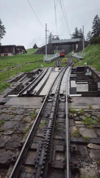 Die Bahn fährt auf einer 4,618 km[2] langen Schmalspurstrecke (Spurweite 800 mm) und überwindet eine Höhendifferenz von 1635 m. Es finden sich auch Längenangaben von 4,27 Kilometer[3], was sich auf das Längenmass der Basis beziehen wird, wie sie bei Vermessungen üblich ist. Die maximale Steigung von 48 % macht sie zur steilsten Zahnradbahn der Welt. Da bei dieser Steigung bei herkömmlichen Zahnstangen mit vertikalem Eingriff die Gefahr des Aufkletterns des Zahnrades aus der Zahnstange besteht, entwickelte Eduard Locher speziell für diese Bahn eine Zahnstange mit seitlichem Eingriff (Zahnradsystem Locher). Wegen dieser Zahnstange ist die Verwendung herkömmlicher Weichen nicht möglich − stattdessen werden Schiebebühnen und Gleiswender verwendet. Die Pilatusbahn wird von Mai bis November betrieben. Es stehen 8 Triebwagen Bhe 2/2 der Baujahre 2022 bis 2023 in Betrieb, die in Doppeltraktion verkehren. In Alpnachstad besteht Anschluss an die Züge der Zentralbahn wie auch an den Schiffsverkehr von Luzern her.