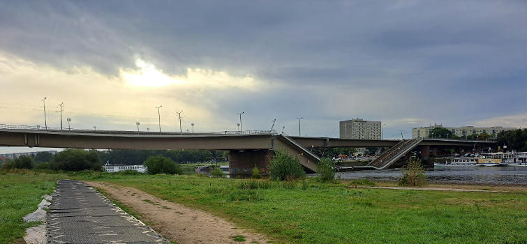 Dresden: eingestürzte Carolabrücke in Dresden.