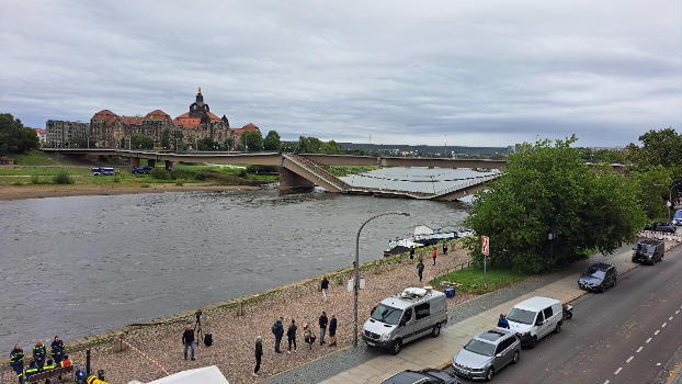 The Carola bridge in Dresden after the collapse of the central section of superstructure C.