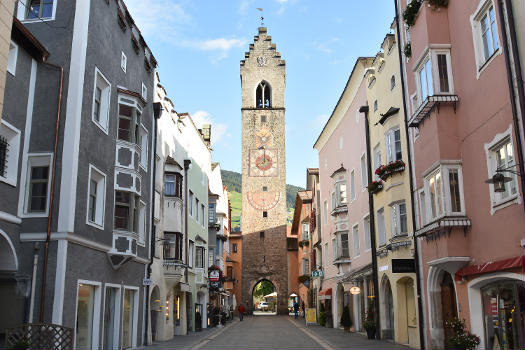 Der Zwölferturm in Sterzing von Neustadt aus gesehen