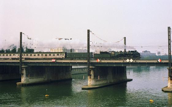 La 231 G 558 passe sur le pont ferroviaire d'Asnières avec un train pour Le Havre le 4 octobre 1987