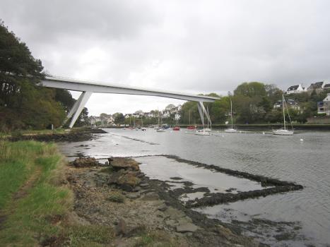 Le pont Joseph Le Brix et les anciens aménagements ostréicoles (terre-pleins et bassins) vus côté rive droite de la Rivière du Bono (donc en Pluneret) depuis le sentier littoral menant à la Pointe de Kerisper.