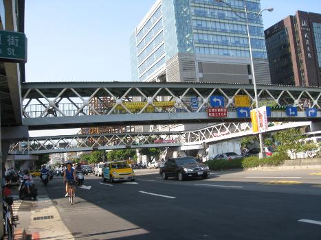 Fußgängerbrücke über die Kreuzung Chengde-Minquan West