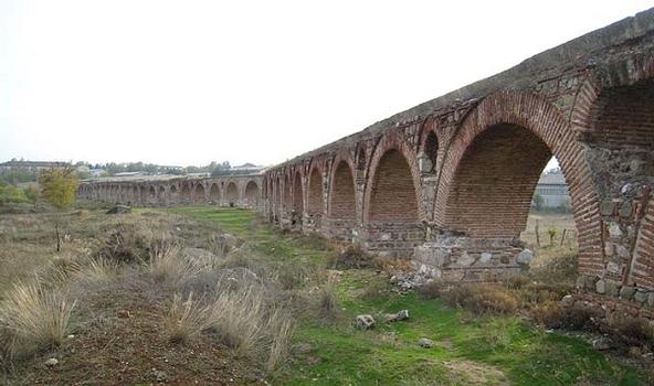 Römischer Aquädukt in Skopje