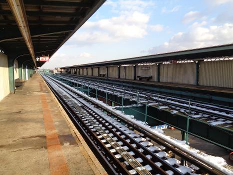 Manhattan-bound platform of the 75th Street–Elderts Lane station in Woodhaven, Queens/Cypress Hills, Brooklyn