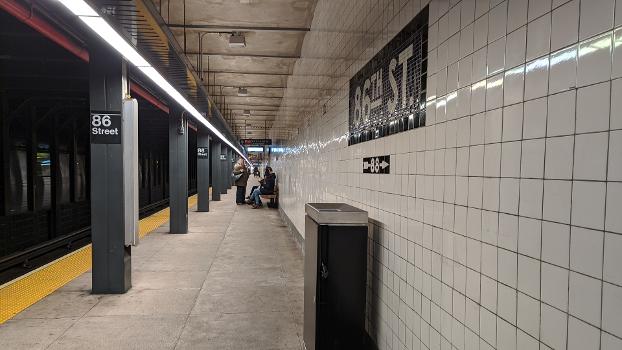 Downtown platform at 86th Street on the IND 8th Avenue Line