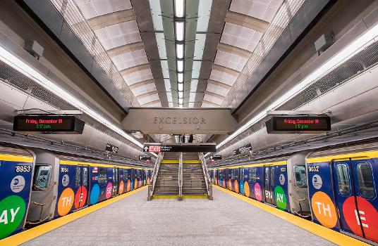 86th Street Station:On December 30, 2016, Governor Andrew M. Cuomo and MTA Chairman and CEO Thomas F. Prendergast unveiled the Second Avenue Subway's 86th Street Station. An open house of the station followed.