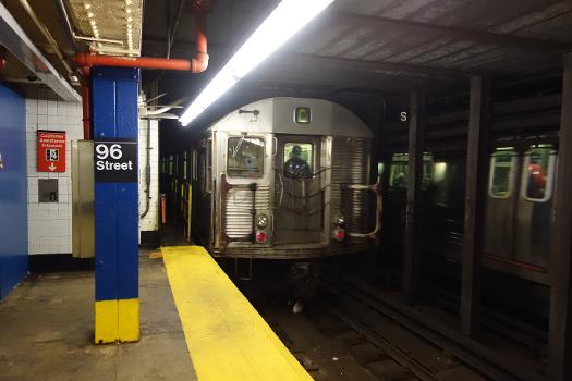 96th Street Subway Station (Eighth Avenue Line) : A 168th Street-bound C local train leaving the north end of the Uptown platform on the upper level of the 96th Street IND 8th Avenue station, under Central Park West and West 97th Street in the Upper West Side, Manhattan.