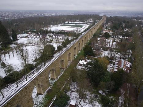 Photo aérienne de l' aqueduc de Louveciennes:Aussi appelé aqueduc de Marly, à Louveciennes dans la banlieue ouest de Paris.