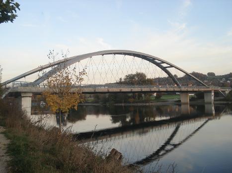 Unter der Archbrücke fliesst die Aare durch.:Sie verbindet zwei Kantone Solothurn und Bern. Gebaut wurde die neue Archbrücke im Jahre 1998.