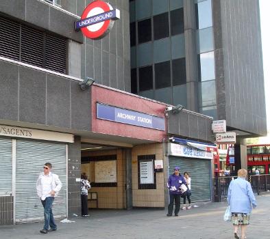 The main entrance to Archway station on Junction Road