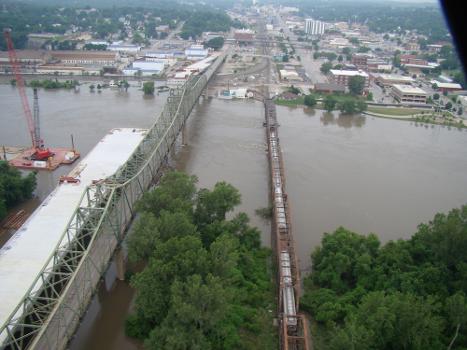 Amelia Earhart Bridge : The Atchison, Kansas, new bridge being constructed next to the old Amelia Earhart Bridge and Atchison rail bridge on June 26, 2011 during the 2011 Missouri River floods.
