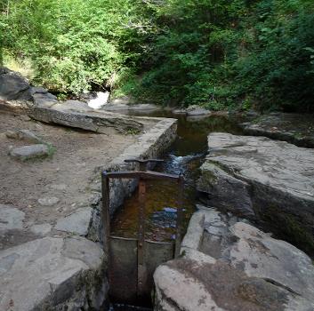 Canal des moines (Obazine) : La construction du canal par les moines de l'abbaye cistercienne d'Aubazine commence en l'année 1142.