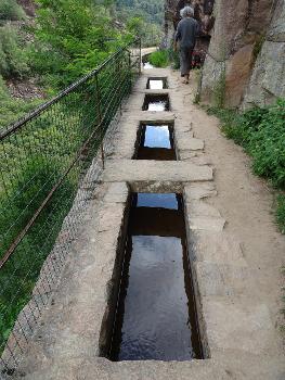 Canal des moines (Obazine) : La construction du canal par les moines de l'abbaye cistercienne d'Aubazine commence en l'année 1142