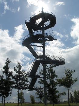 Der Aussichtsturm Wismar (37 m) im Bürgerpark. Errichtet wurde er für die Landesgartenschau Mecklenburg-Vorpommern im Jahr 2002